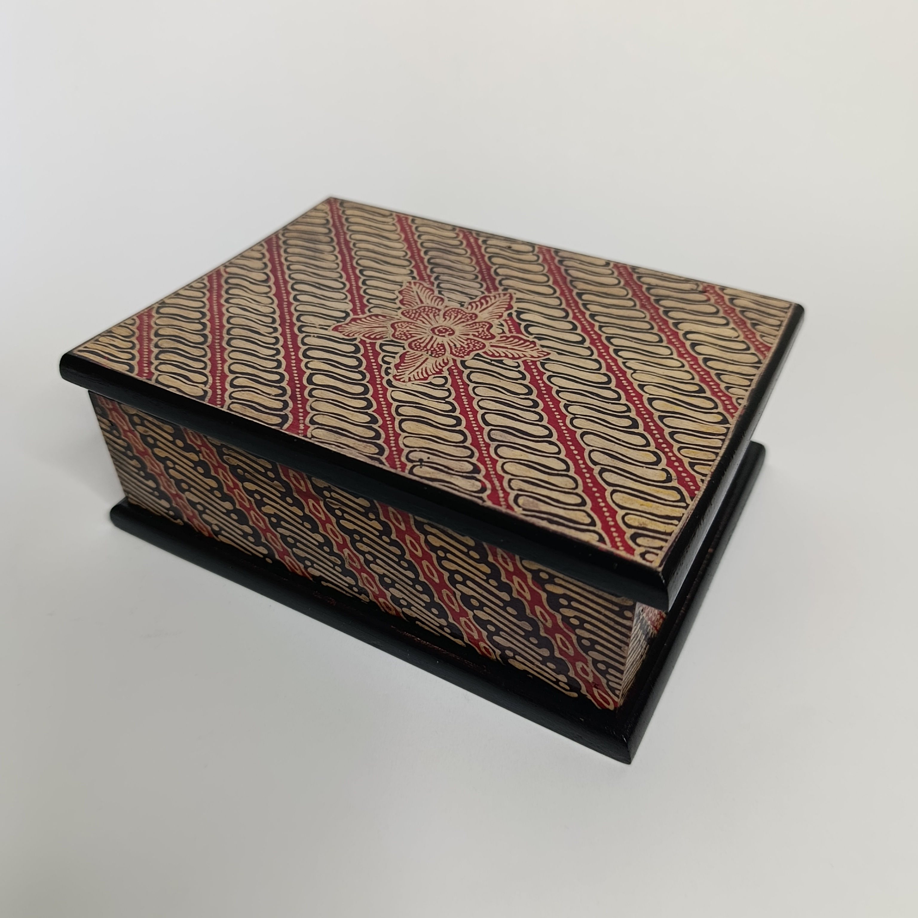 קופסאת תכשיטים מעץ, פרח אדום