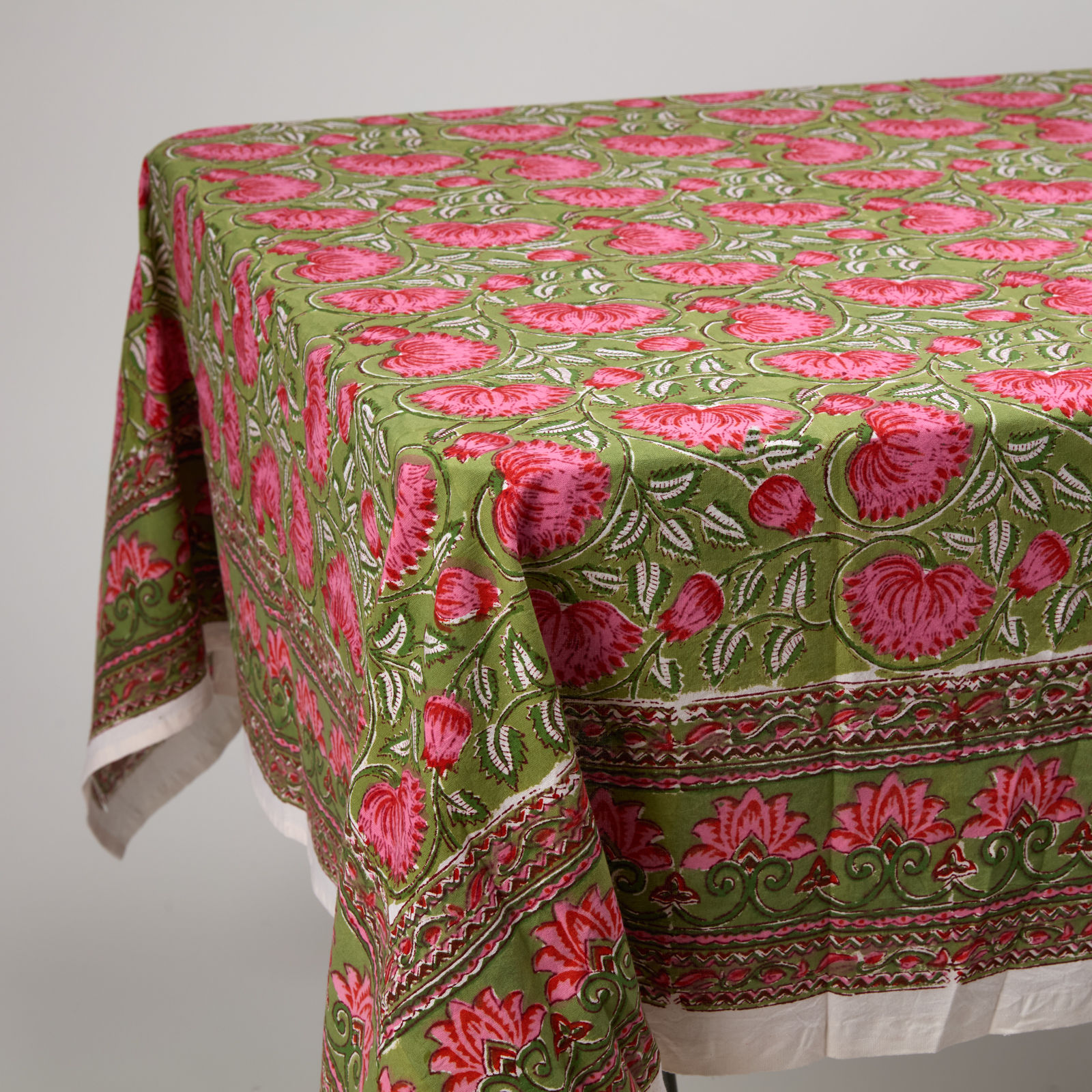 מפה פרחים רקע ירוק