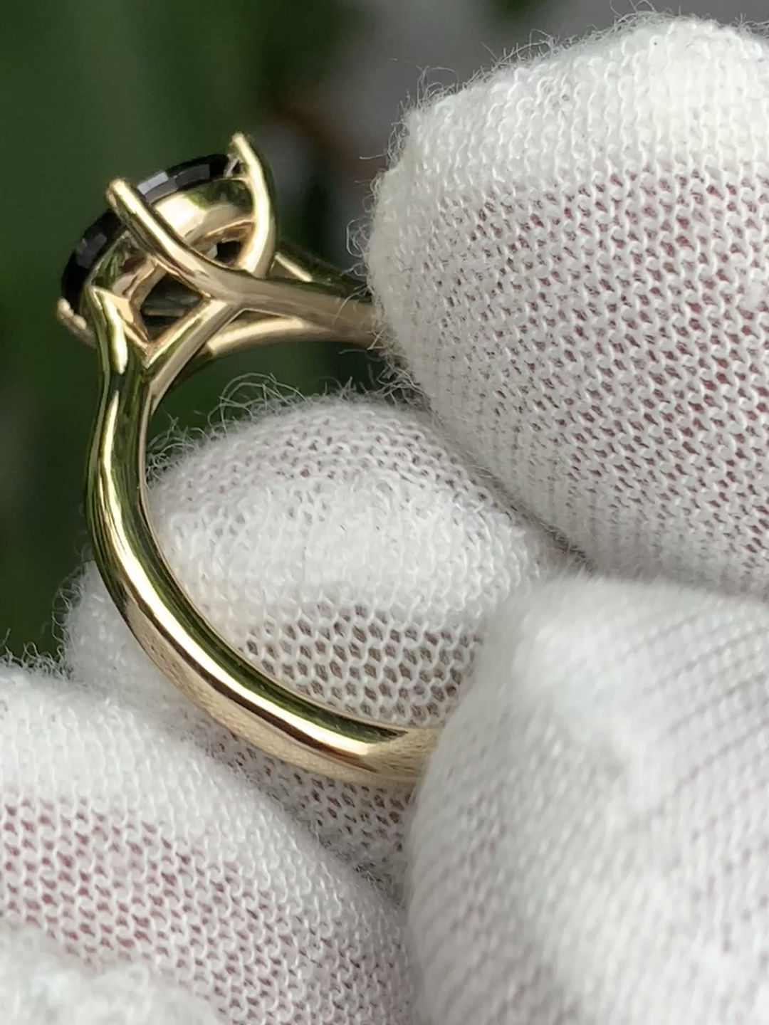 14ct Gold Ring - 2.5ct Australian Green Sapphire