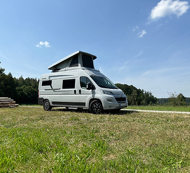 Poessl-Summit-Shine-600-L-mit-Aufstelldach-und-5-Sitzplaetzen.jpeg