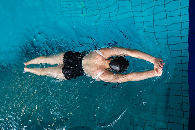 full-shot-athlete-swimming.jpg