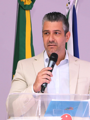 Vereador Gustavo Veterinário solicita melhorias no posto de saúde e homenageia servidora Vilma