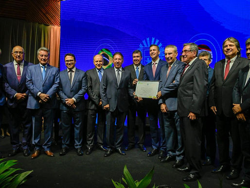 Gerson Claro entrega Título de Cidadão Sul-Mato-Grossense ao presidente do Paraguai