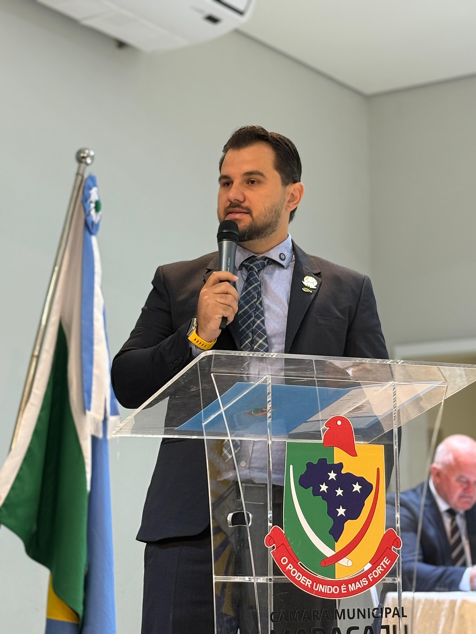 Vereador Diogo Frizzo usa a tribuna durante a 26ª Sessão da Câmara para defender melhorias no trânsito. (Foto: Divulgação/Câmara Municipal)