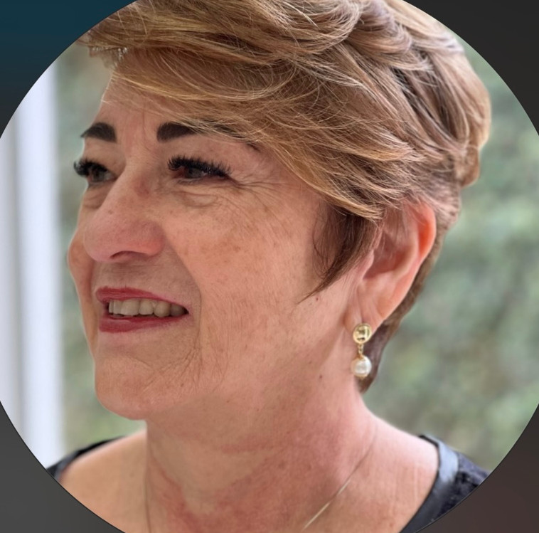 Retrato de mulher sorridente com cabelo curto.