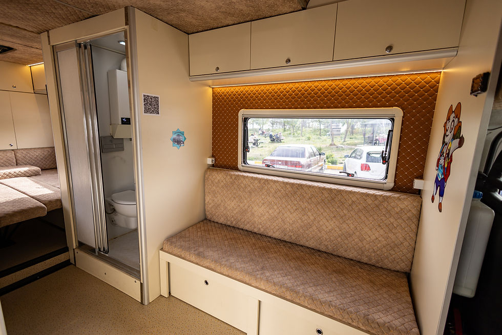 Küçük resim: 7 Kişilik Iveco Alkovenli Çift Kabin Günlük Karavan Kirası