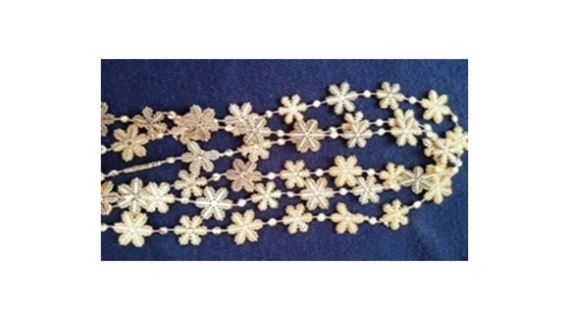 DN GUIRLANDE FANTAISIE 2.7M FLEURS PERLES DOREES