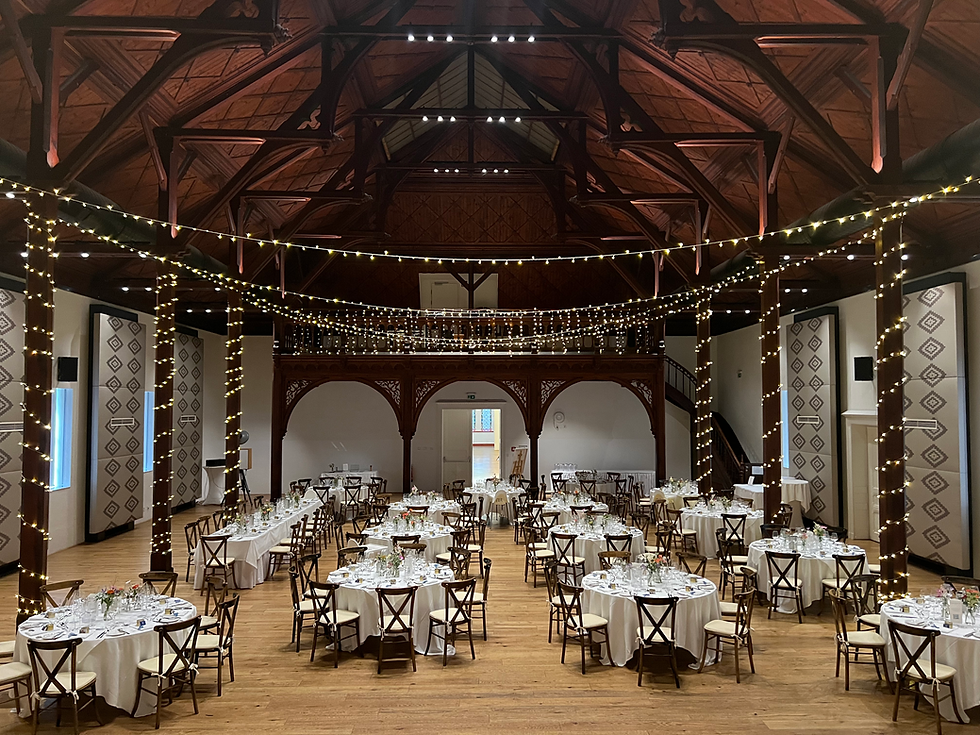 Festsaal des Gabrium Maria Enzersdorf, Holzdecke, Lichterketten, Hochzeitstafel