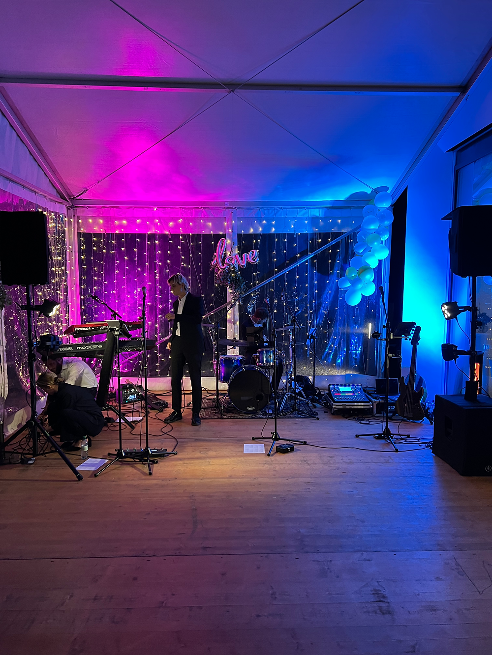 Bandaufstellung der Hochzeitsband Vienna Sound Club mit Bühnenbeleuchtung, Tonanlage und Instrumenten im Refugium Hochstrass