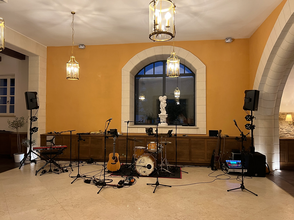 Tonanlage und Instrumente auf dem Auftrittsplatz im Festsaal des Schloss Gurhof