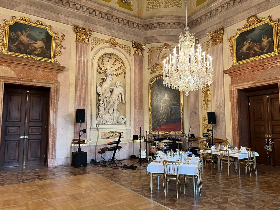 Festsaal des Schloss Eckartsau mit Band-Equipment, Gemälden, Statuen, und einem Kronläuchter