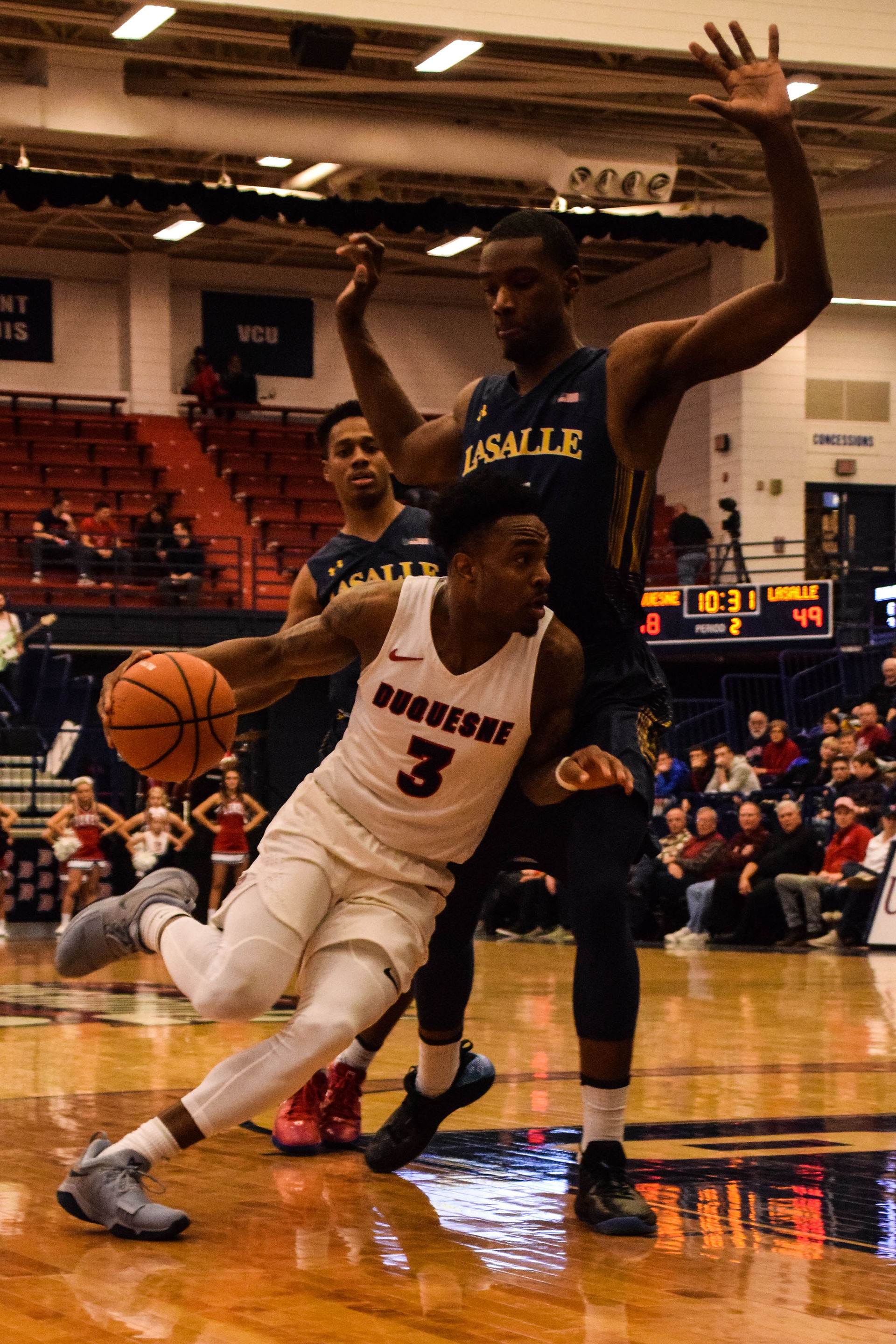 Tarin Smith (3) drives to the basket in the second half against La Salle.