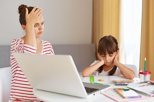 photo-interieure-d-une-femme-nerveuse-fatiguee-faisant-ses-devoirs-avec-sa-fille-gardant-l