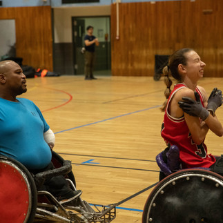 Photo d'un homme et une femme en fauteuil roulant sur un terrain de basket