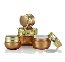 Cremas y sueros profesionales de alta calidad utilizados en tratamientos faciales y corporales en nuestro SPA.