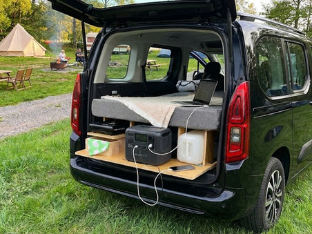 Campingbox mit Powerstation in einem Fahrzeug auf dem Campingplatz