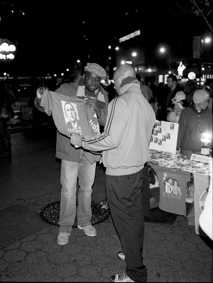 photographie en noir et blanc argentique, vintage.  Un homme noir vend des tee-shirts à New York à l'éffigie de Barack Obama 2008, quelques jours avant l'élection du 4 novembre. 
