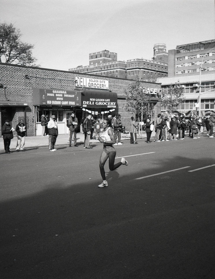 photographie en noir et blanc argentique, vintage. Une  participante du marathon de New York proche de l'arrivée à Harlem à New York. Obama 2008