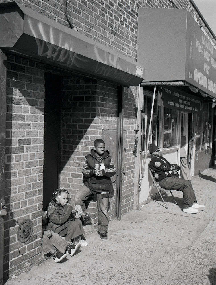 photographie en noir et blanc argentique, vintage.  Des enfants et un adulte dans les rues de Harlem à New York. Obama 20087
