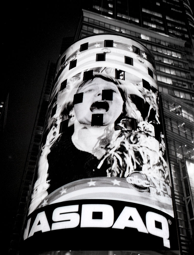 photographie en noir et blanc argentique, vintage. Sur le mur visuel du Nasdaq à New York, une jeune femme hurle sa joie à l'annonce de la victoire de Barack Obama, le 4 novembre 2008. 