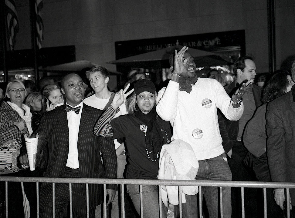 photographie en noir et blanc argentique, vintage. La foule amassée devant le Rockefeller Center de New york exprime sa joie de l'élection de Barack Obama, le 4 novembre 2008. 