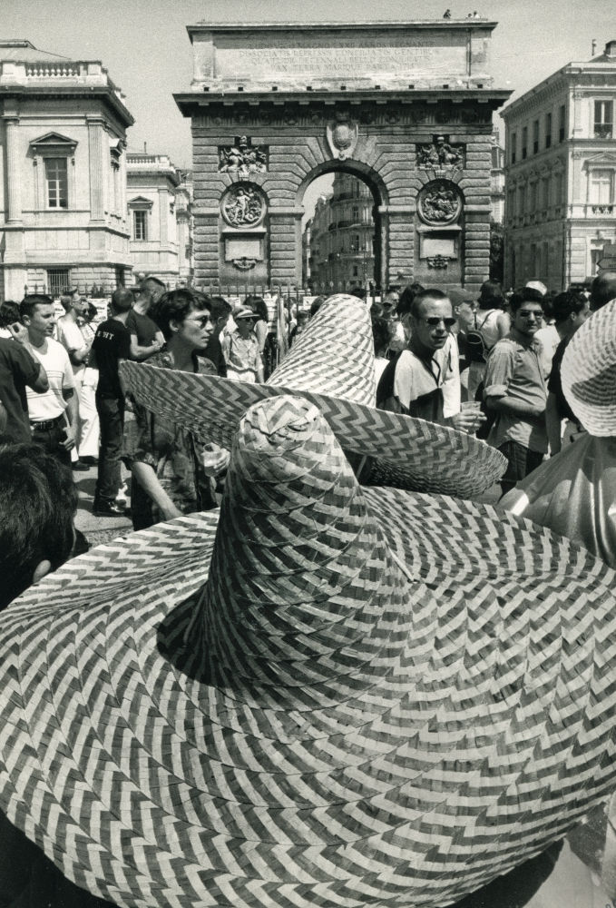 Devant la place royale du Peyrou à Montpellier, des sombreros semblent s'imbriquer sous l'arche de l'Arc de Triomphe