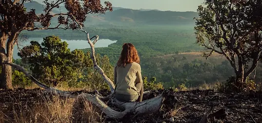 Frau betrachtet Bergpanorama