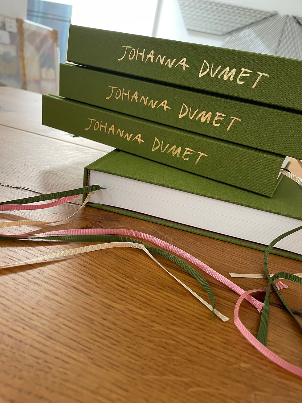 Thumbnail: Book «the flowers on the side of the road »