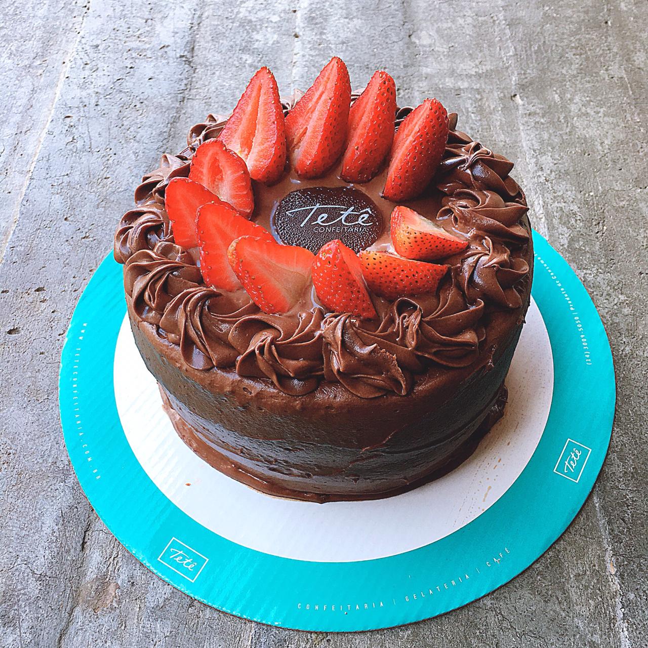 BOLO DE BRIGADEIRO COM MORANGO
