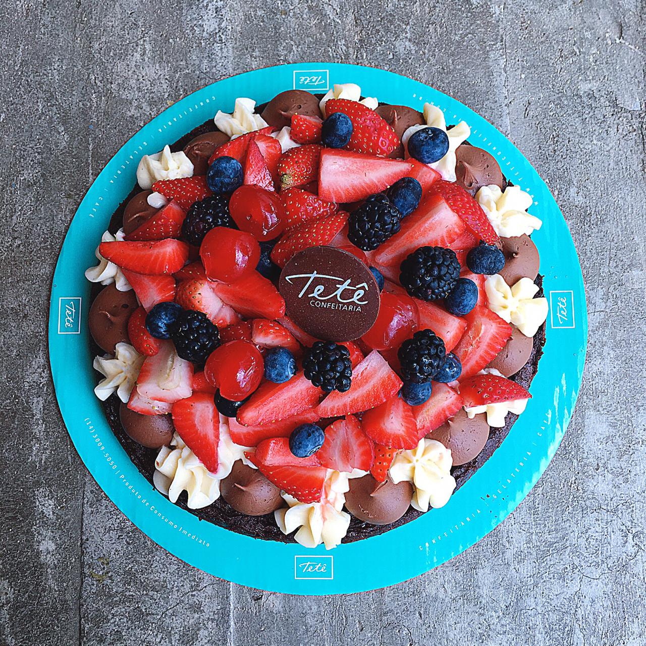 TORTA BROWNIE COM FRUTAS VERMELHAS