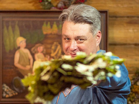 пармастер в бане с дубовым веником