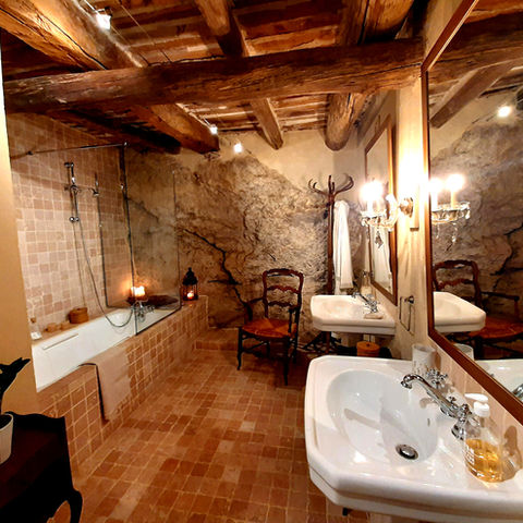 La grande salle de bain du rocher