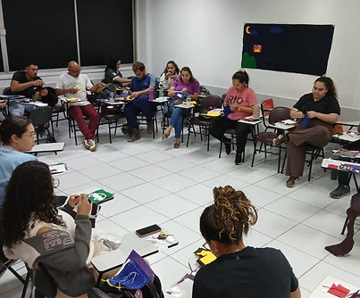 01_turma costurando em roda.jpeg