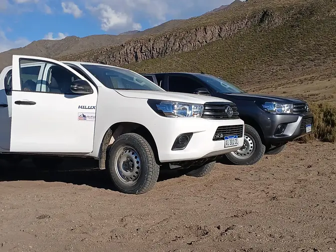 Alquiler de camionetas 4x4 Toyota Hilux para obras de construcción y minería.