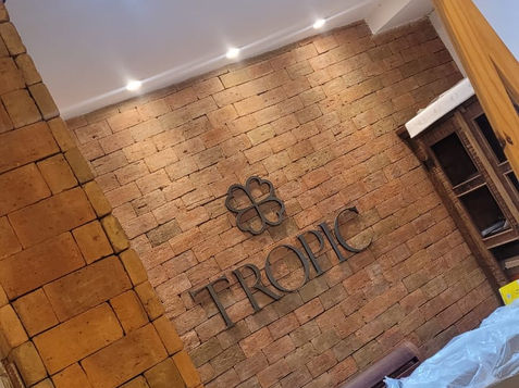 Fachada interna e letreiro da Loja Tropic com iluminação executada pela EI Construtora.