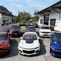 DHA Performance Gelände an sonnigen Wetter mit Ausblick auf verschiedene US- & Muscle Cars