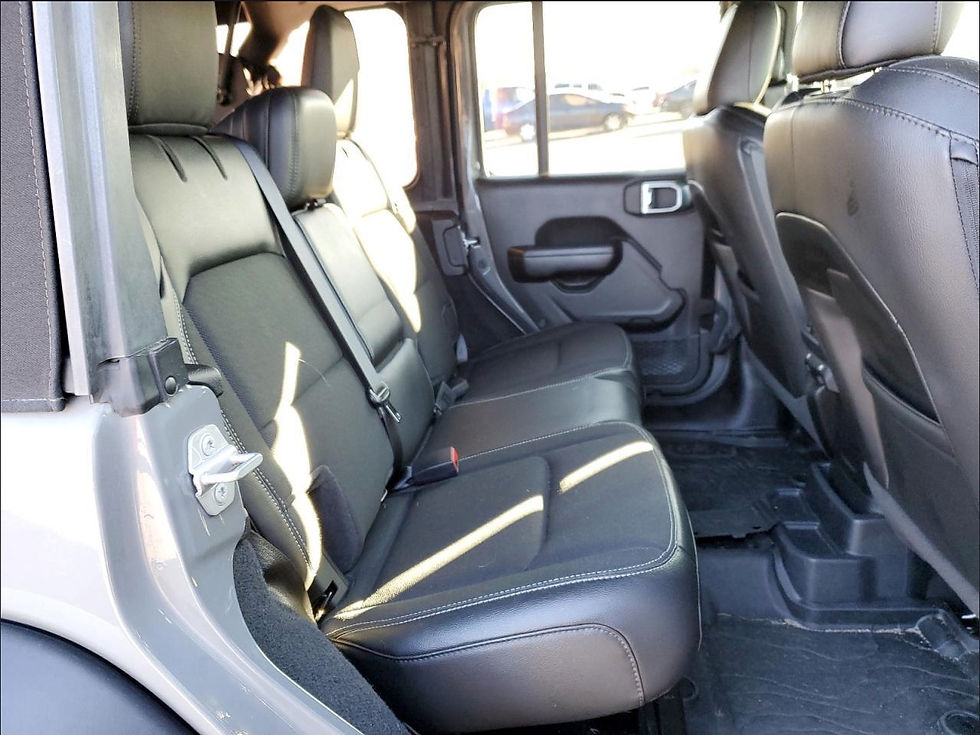 Jeep Wrangler mit Salvage Title auf einem US-Auktionshof, äußerlich kaum beschädigt, ohne sichtbare Struktur- oder Rahmenschäden. Das Fahrzeug zeigt nur minimale optische Gebrauchsspuren und verdeutlicht, dass ein Salvage Title nicht zwangsläufig einen schweren Schaden bedeutet.