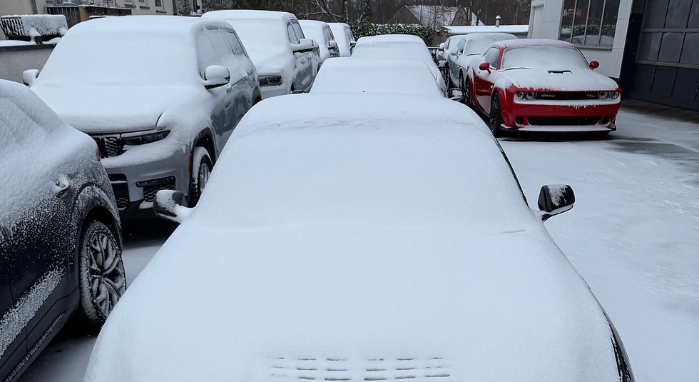 Schneebedeckte US Cars, wie Ford Mustang, Dodge Challenger & Jeep Grand Cherokee