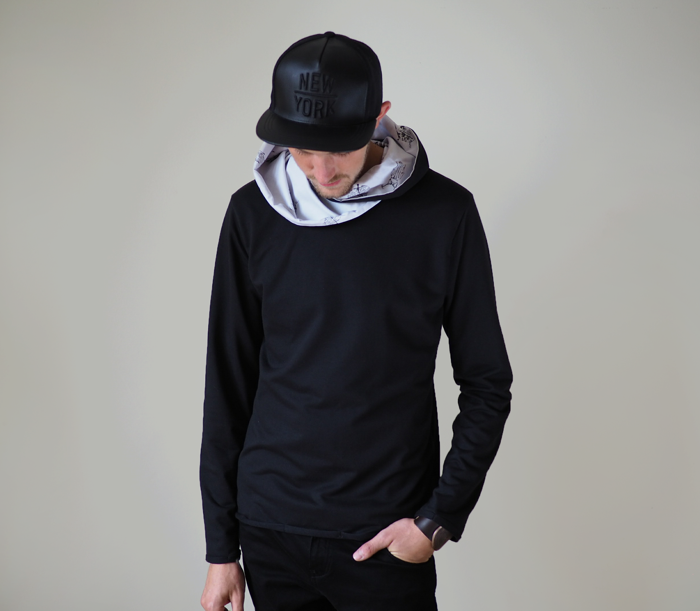 Sweatshirt with a hood - black