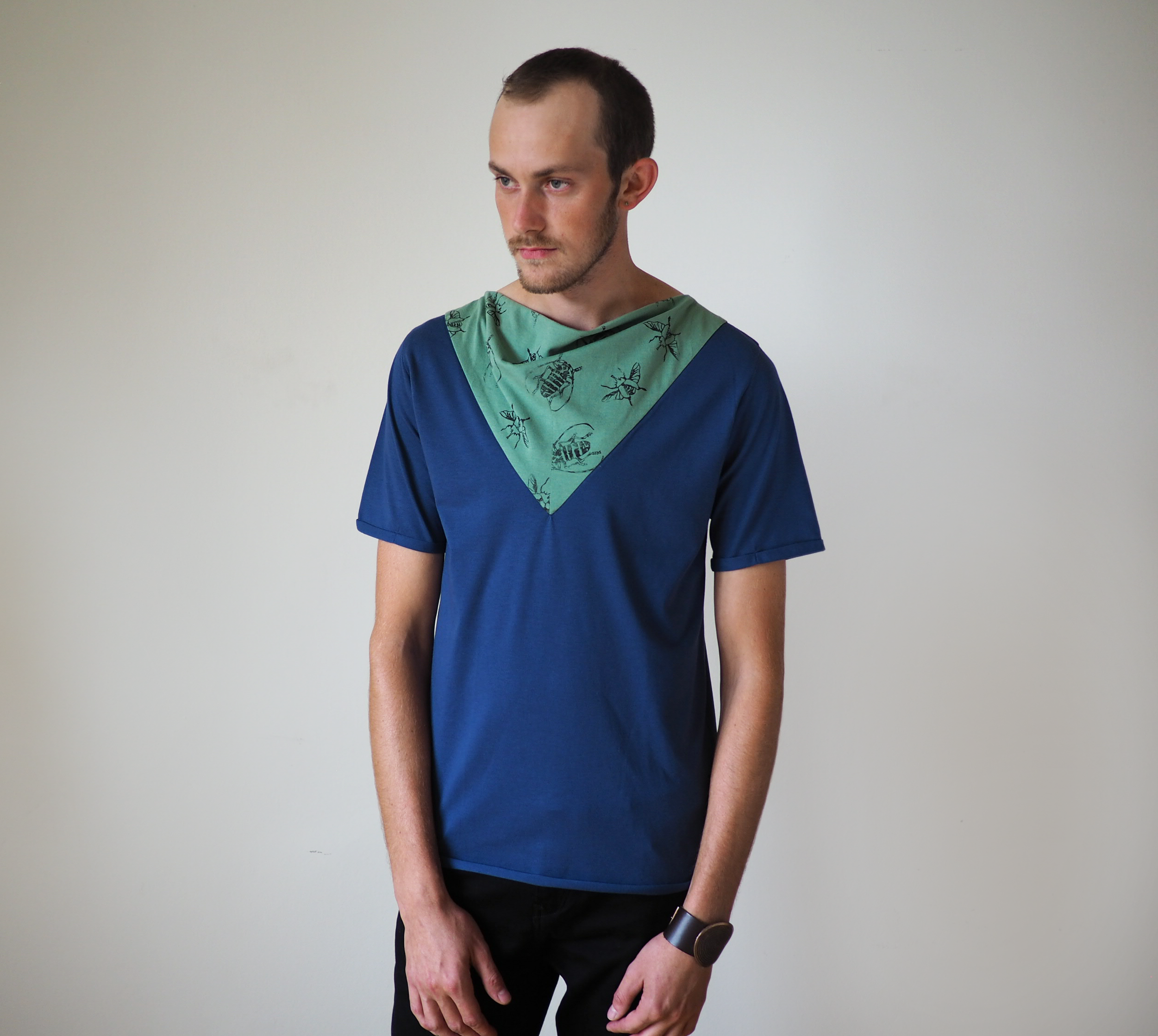 Front triangle detail t-shirt - blue + green