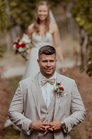 First Look bei Paar Shooting vor einer freien Trauung bei Weinstadt/Schordorf in der Kostbar