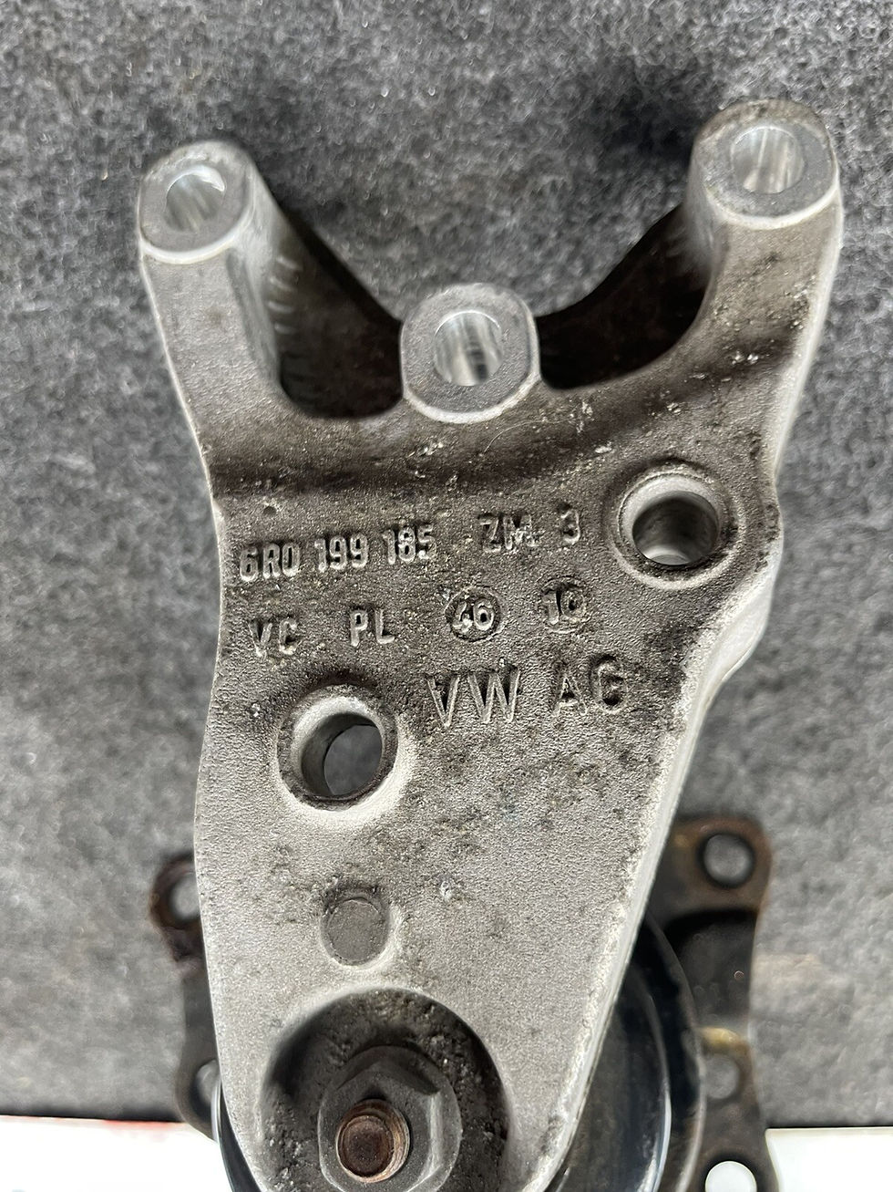 Thumbnail: 2011 VW POLO 1.2 5DR PETROL FRONT RIGHT ENGINE MOUNT COMPLETE BREAKING