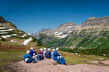 1 - 171_AN - MADRI E FIGLI AMISH IN UN MOMENTO DI PAUSA DAL SENTIERO_Glacier National Park, Hidden Lake Overlook Trail, Montana.jpg