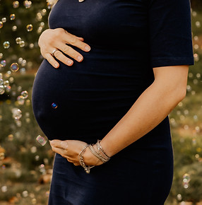 Schwangere Frau mit Babybauch. Kameraflimmern Fotografie Mirjam Landfried