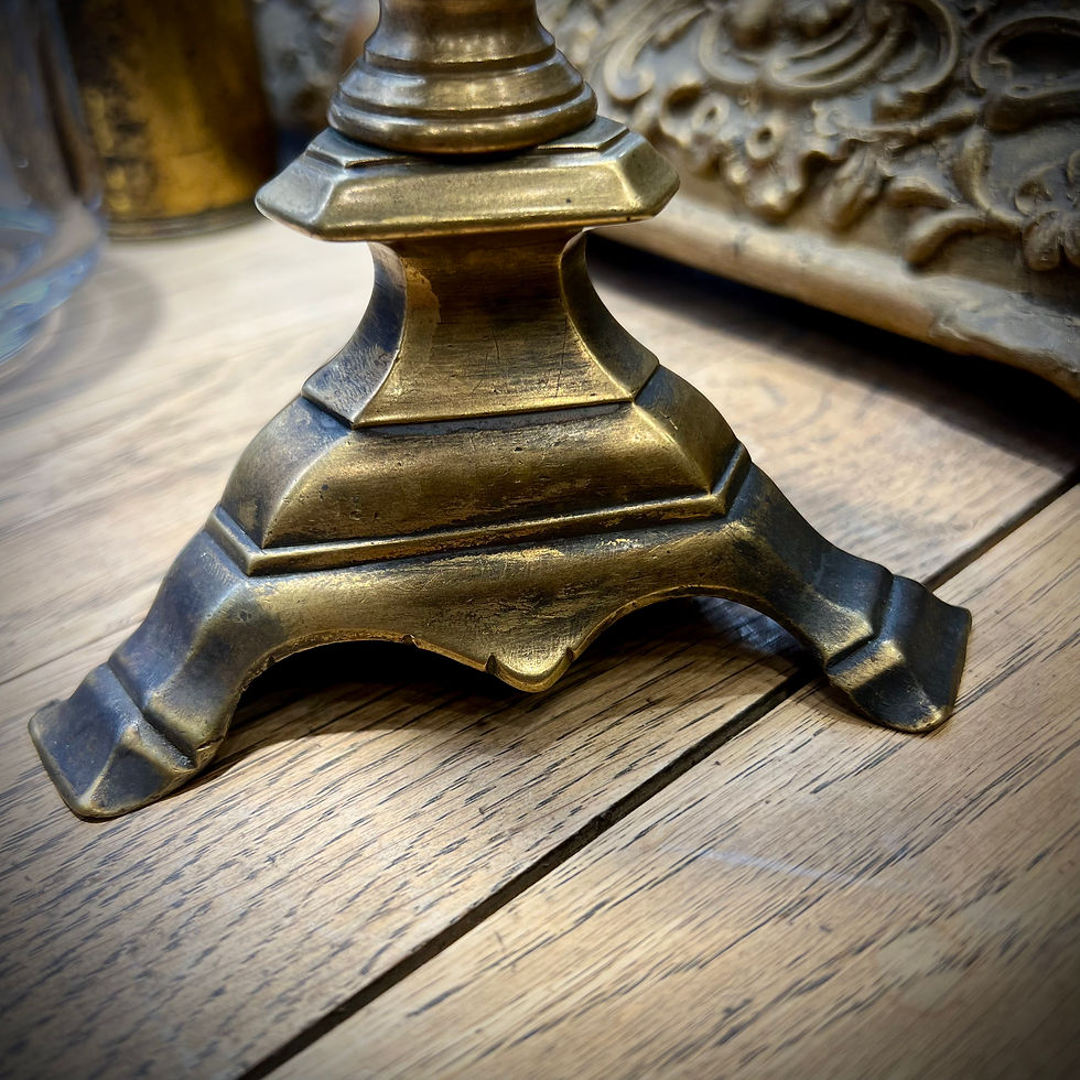 Miniature : Gros plan sur le pied d'un pique-cierge en bronze