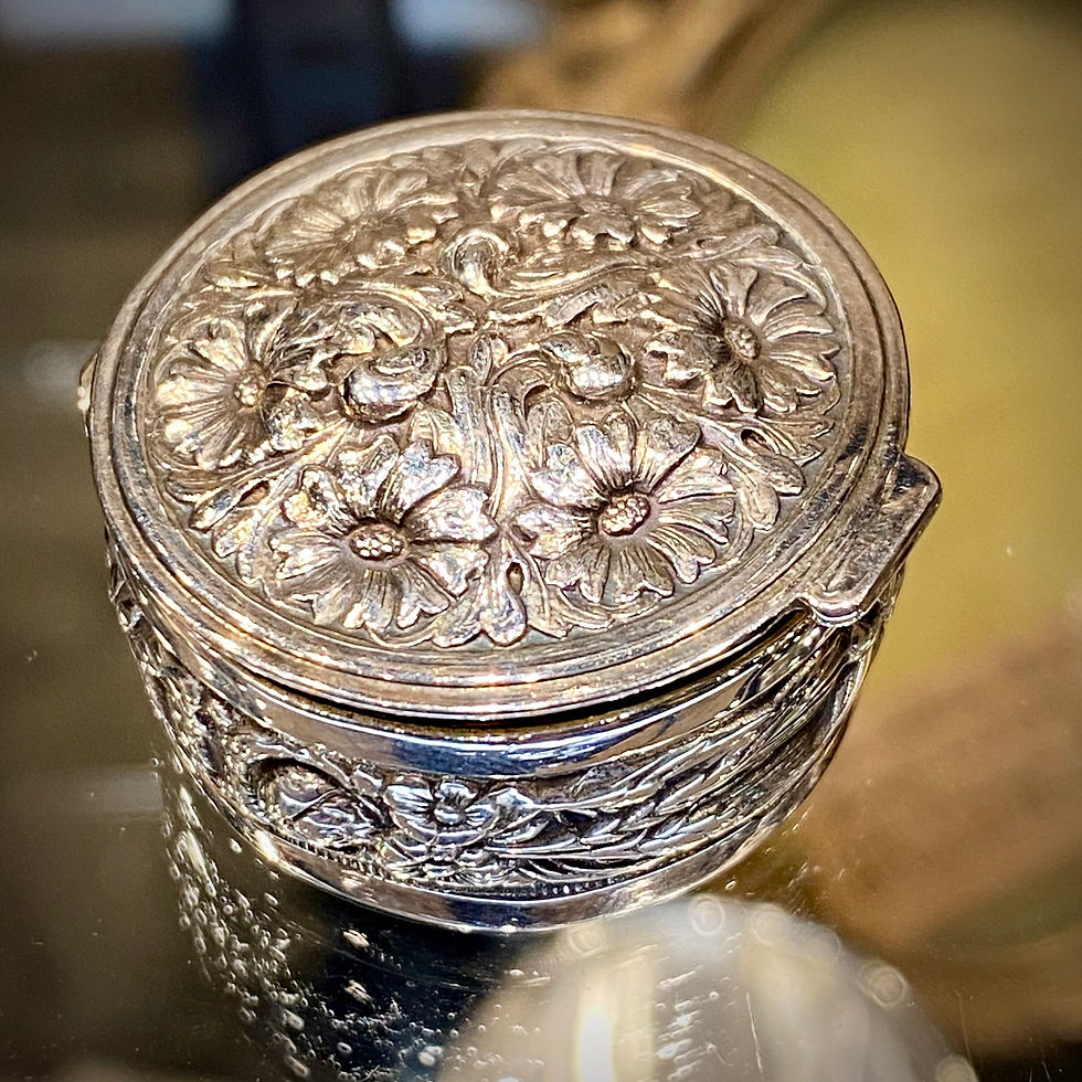 Miniature : Pilulier en argent et vermeil 