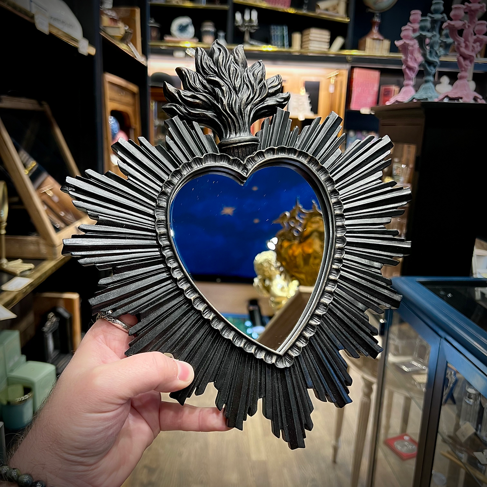 Un miroir ex voto noir dans un cabinet de curiosités à Lyon - décoration coeur sacré