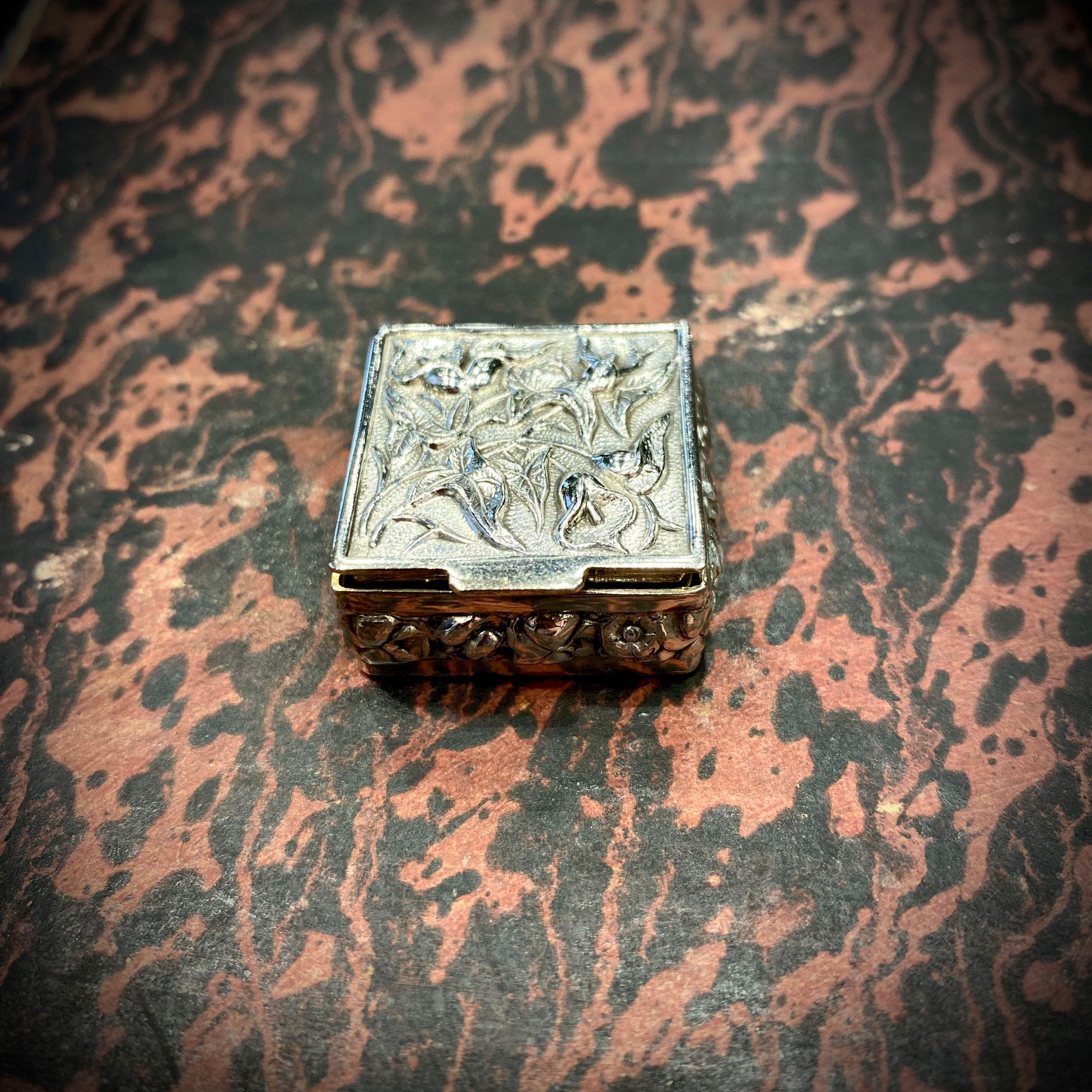 Pilulier en argent et vermeil à décors floral