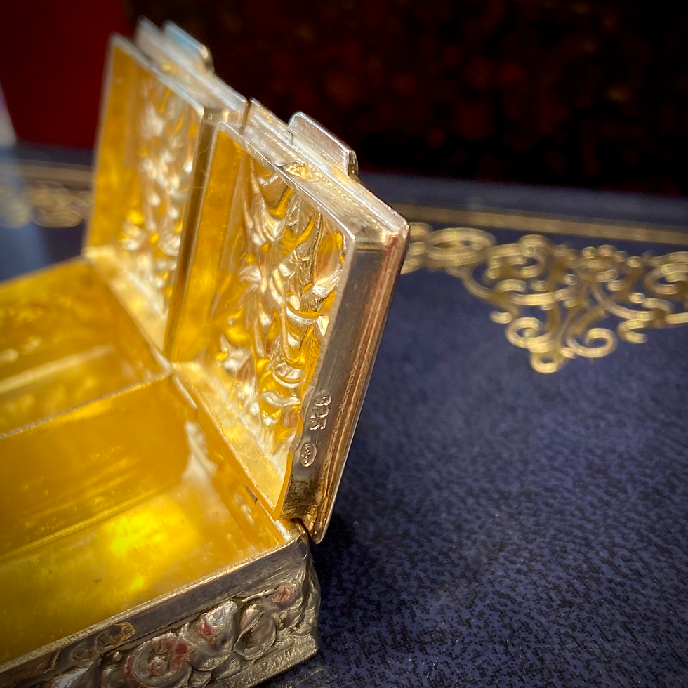 Miniature : Double pilulier ouvert laissant apparaitre l'intérieur en vermeil - poinçon de maitre
