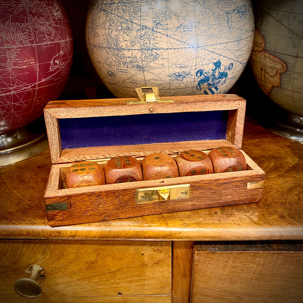 Miniature : Boite de cinq dés en bois et en laiton
